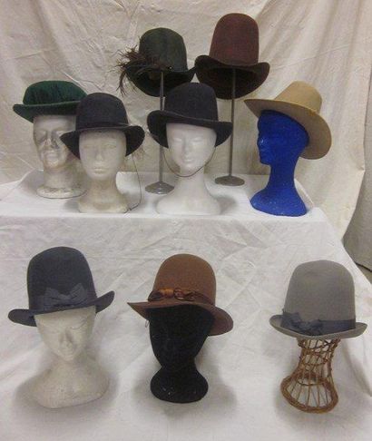 null Huit chapeaux en feutre pour homme, style Renaissance.