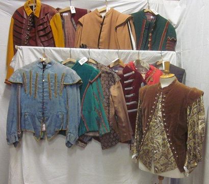null Onze pourpoints ou culottes pour homme, style Louis XIII. Matières: cuir, damas,...