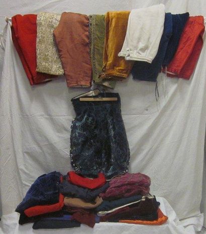 null Une trentaine de culottes pour homme, style XVIIIe. Matières: coton, lainage,...