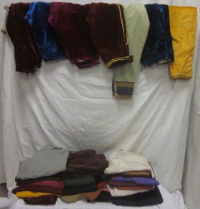 null Une trentaine de culottes pour homme, style XVIIIe. Matières: coton et velo...