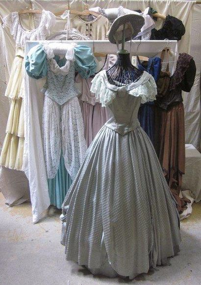 null Neuf robes et quatre crinolines pour femme, style Second Empire - Années 1850....