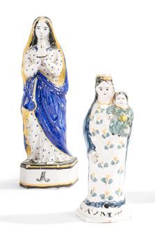 NEVERS 
Deux statuettes de Vierge en faïence tenant l'Enfant Jésus dans le bras gauche,...