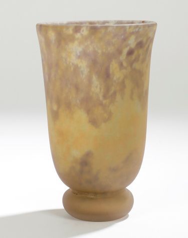 DAUM Nancy Vase cornet sur pied renflé, en verre marmoréen dans les tons de jaune,...