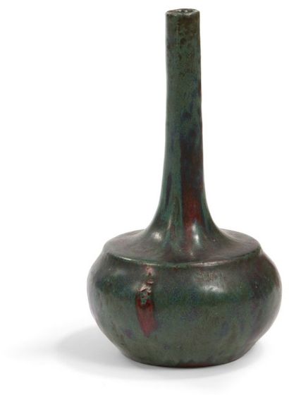 Pierre-Adrien DALPAYRAT (1844-1910) Vase soliflore à panse toupie et haut col facetté....