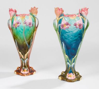 TRAVAIL 1900/1920 Paire de vases balustres en barbotine à décor de tulipes. Émaux...