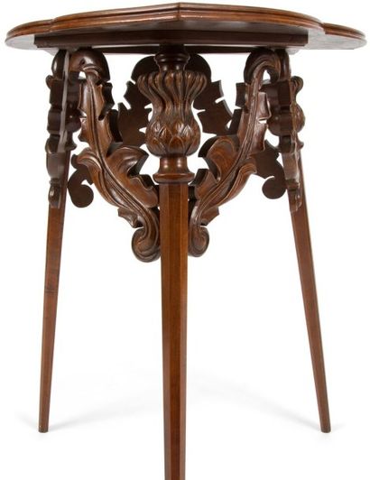 Émile GALLÉ (1846-1904) Table d'appoint en noyer. Les trois pieds fuselés et facettés...