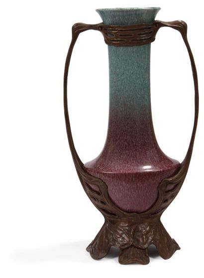 Otto ECKMANN (1865-1902) Important vase monté en forme d'amphore de section méplate...