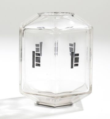 Marcel GOUPY (1886-1954) Vase à facettes. Épreuve en verre clair au décor géométrique...