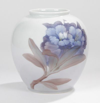 ROYAL COPENHAGUE Vase ovoïde à col ourlé en porcelaine émaillée blanc et à décor...