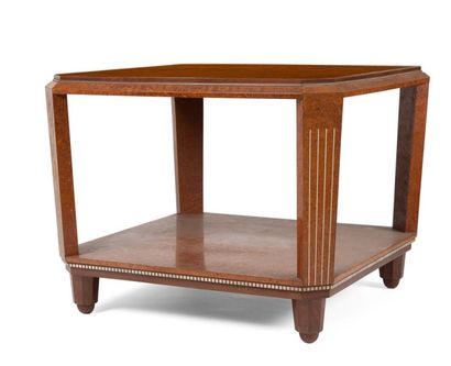 Paul Follot (1877-1941) Rare table basse à un plateau d'entretoise en placage de...