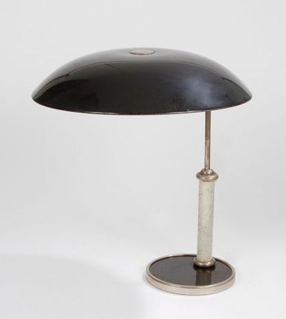 Alfred MULLER (attribué à) Grande lampe à poser à base circulaire, le fût en métal...
