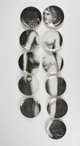 Piero Fornasetti (1913-1988) Série Ève Suite de 11 assiettes en porcelaine à décor...