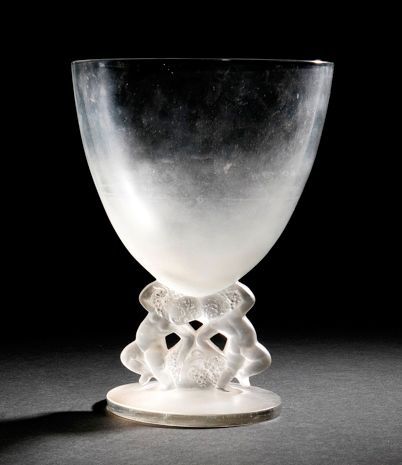 RENE LALIQUE (1860-1945) Enfants, modèle créé le 20 juillet 1931 Vase en verre blanc...