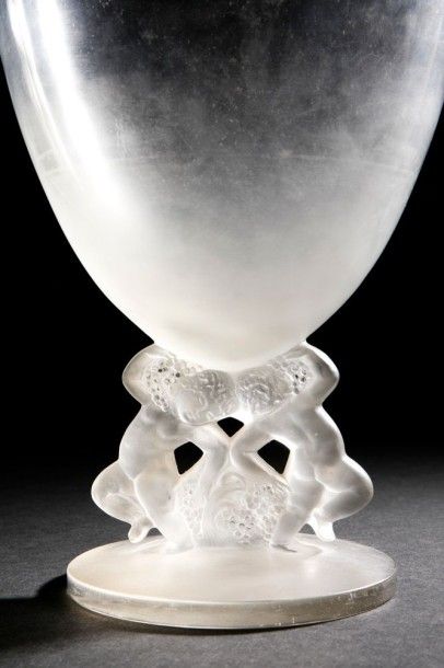 RENE LALIQUE (1860-1945) Enfants, modèle créé le 20 juillet 1931 Vase en verre blanc...