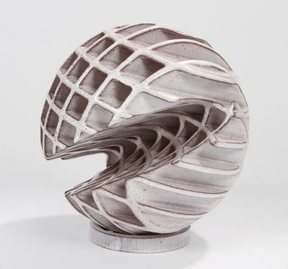 Alessio Tasca (né en 1929) Sculpture figurant un globe ouvert et alvéolé, positionnement...
