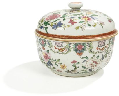 CHINE - Epoque QIANLONG (1736 - 1795) 
Terrine ronde en porcelaine décorée en émaux...