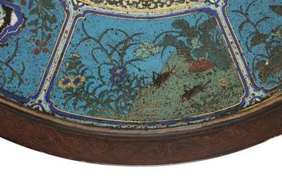 CHINE - Epoque JIAQING (1796 - 1820) 
Table basse formée par un plateau en bronze...