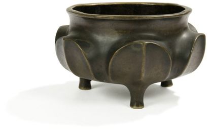 CHINE - Vers 1900 
Brûle-parfum tripode en bronze à patine doré, la panse ornée de...