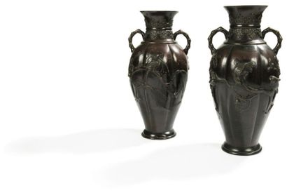 JAPON - Epoque MEIJI (1868 - 1912) 
Paire de vases balustres et côtelé en bronze...