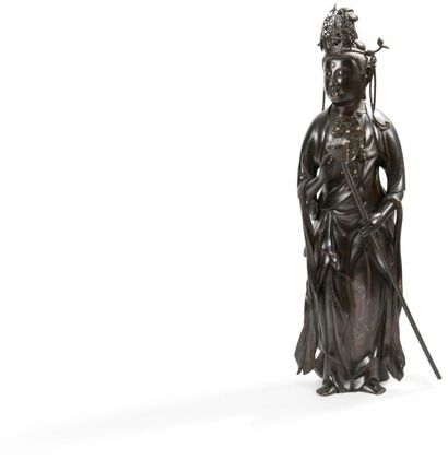 JAPON - XIXE SIÈCLE 
Statuette en bronze de Kannon debout tenant une tige de lotus,...