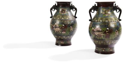 JAPON - Vers 1900 Paire de vases balustres en bronze à patine brune décoré en émaux...