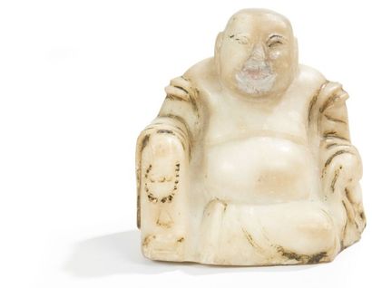 CHINE - Fin époque MING (1368 - 1644) 
Statuette de Budai en albâtre à traces de...