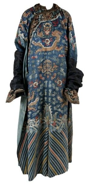 CHINE - XIXe siècle 
Robe en soie bleue à décor brodé de dragons pourchassant la...