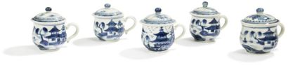 CHINE - Epoque QIANLONG (1736 - 1795) 
Ensemble de cinq pots à crème en porcelaine...