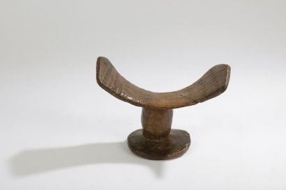 Dogon (Mali) 
Appui-nuque 
Repose-tête incurvé, sculpté de décors géométriques, base...