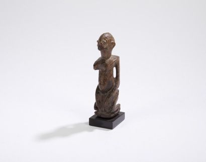 Dogon (Mali) 
Statuette 
Petite statuette de devin en bois à patine brune luisante,...