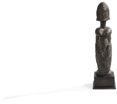 Dogon (Mali) Statuette Belle et classique statuette agenouillée, les mains posées...