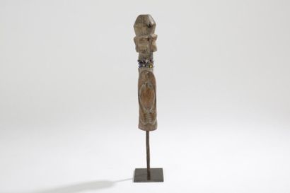 WURKUN (NIGERIA) 
Piquet anthropomorphe 
Sculpture anthropomorphe cubisante fichée...