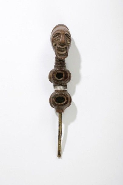 SONGYE (REP. DEM. CONGO) 
Pipe 
Sculptée d'un visage classique rehaussé de clous...