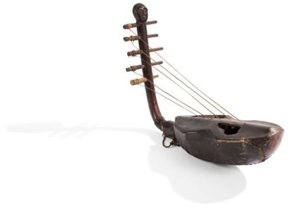BANDA / NZAKARA (Rep. CENTRAFRICAINE) 
Harpe en bois recouverte de peau. L'extrémité...