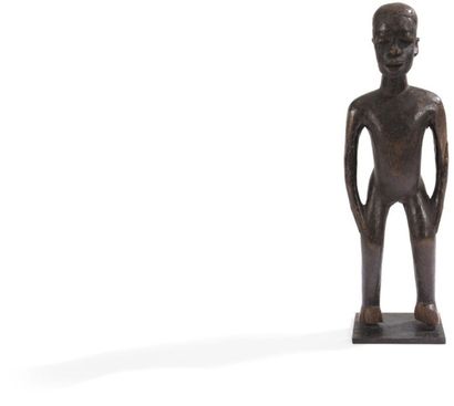 MAKONDE (TANZANIE / MOZAMBIQUE) Statue Statue masculine, debout, les mains sur les...