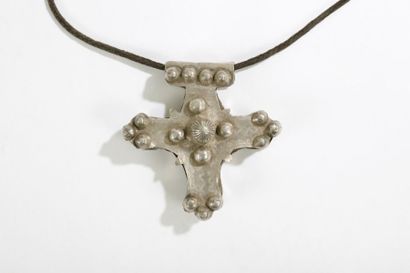 PEULH (MALI / NIGER) 
Croix en métal argenté 
Pendentif en forme de croix en argent...