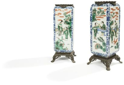 CHINE - XIXe siècle 
Paire de vases de forme carrée en porcelaine décorée en émaux...