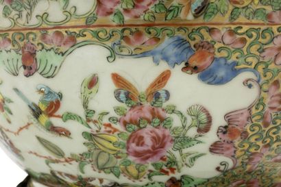 CHINE, Canton - XIXe siècle 
Bol en porcelaine décorée en émaux polychromes de réserves...