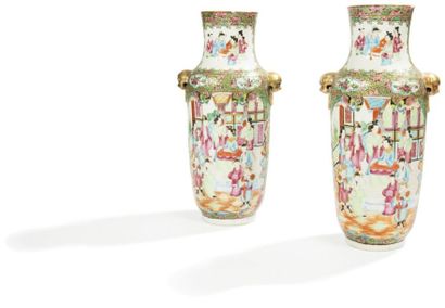 CHINE, Canton - Fin XIXe siècle Paire de vases balustre à col cylindrique en porcelaine...