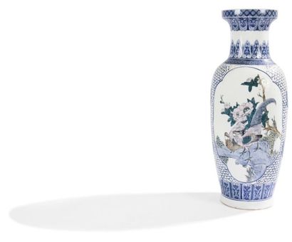 CHINE - XXe siècle 
Vase de forme balustre en porcelaine décorée en bleu sous couverte...
