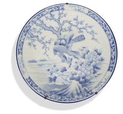 JAPON - Début XXe siècle 
Grand plat en porcelaine bleu blanc à décor d'un rapace...