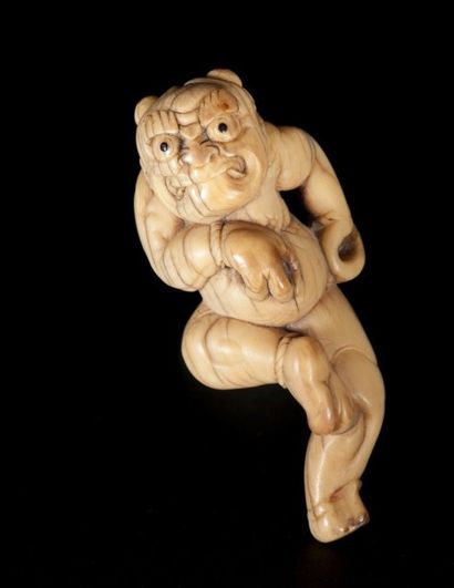 JAPON - XVIIIe siècle 
Netsuke en ivoire, Oni debout dansant sur une jambe. Les yeux...