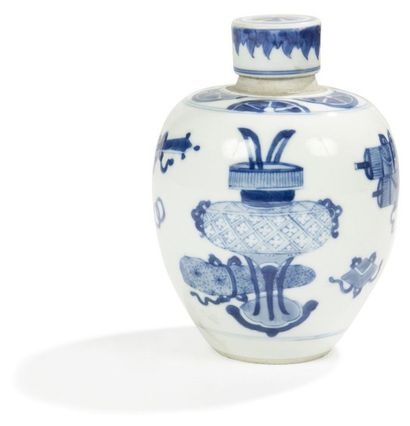 CHINE - EPOQUE KANGXI (1662 - 1722) 
Petit pot couvert en porcelaine décorée en bleu...