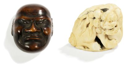 JAPON - XIXE SIÈCLE 
Deux netsuke, l'un en ivoire en forme de shishi tenant une balle,...