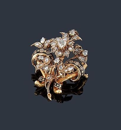 null Broche en or jaune 18K (750 ?) à décor floral serti de diamants taillés en roses,...