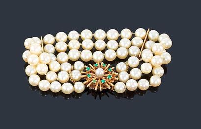 null Bracelet de trois rangs de perles de culture, fermoir en or jaune 18K (750 ?)...