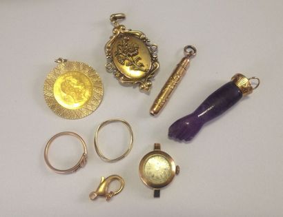 null Lot de bijoux en or 18K (750 ?) comprenant: 2 bagues, un pendentif avec une...