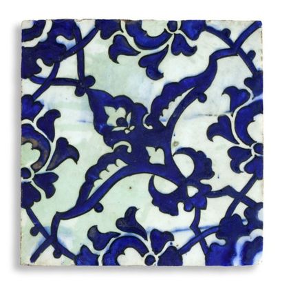 null Carreau au fleuron, Syrie, fin XVIe siècle
Céramique à décor peint en bleu sur...