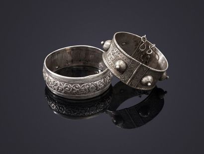 null Deux bracelets en argent, Maroc, XXe siècle
Le premier, jonc incisé de rinceaux...