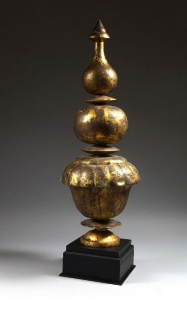 null Pinacle, alem, en tombak, Inde du nord, XIXe siècle
Cuivre doré composé d'une...